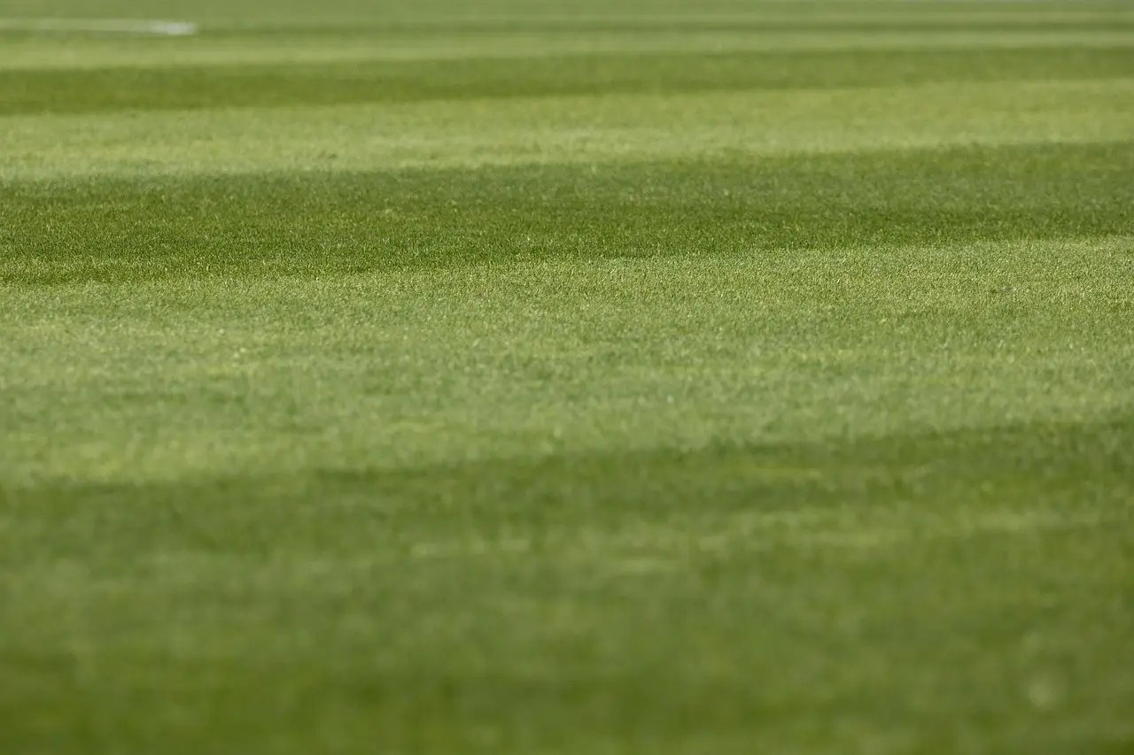 J2 League runde 38: Storsejre, sene afgørelser og en målløs taktisk duel