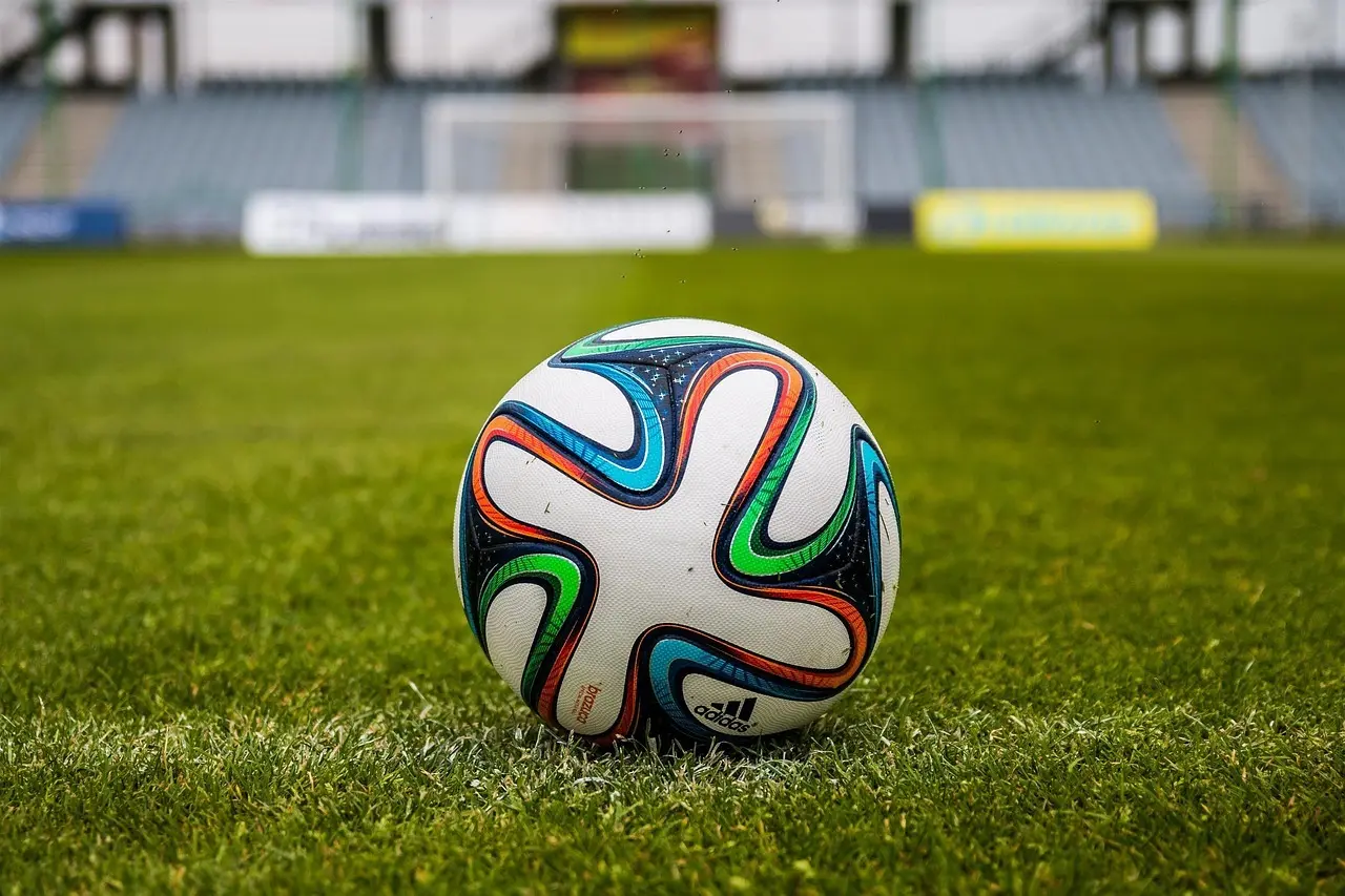 J1 League runde 15: Udebaneholdene slog til, straffespark og sene scoringer prægede en tæt runde