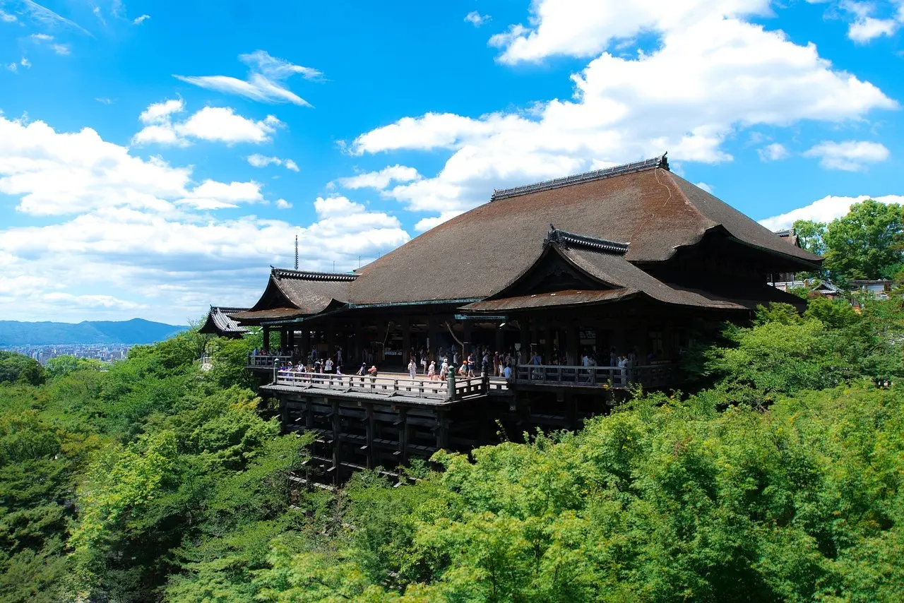 Hvordan er vejret i Kyoto i marts måned?