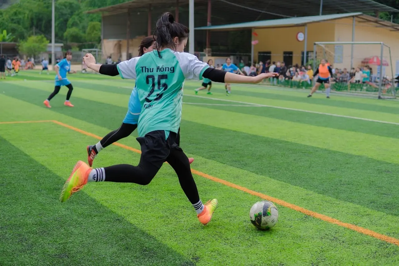 J1 League 2025 – Runde 20: små marginaler, stærke udepræstationer og en målløs topkamp