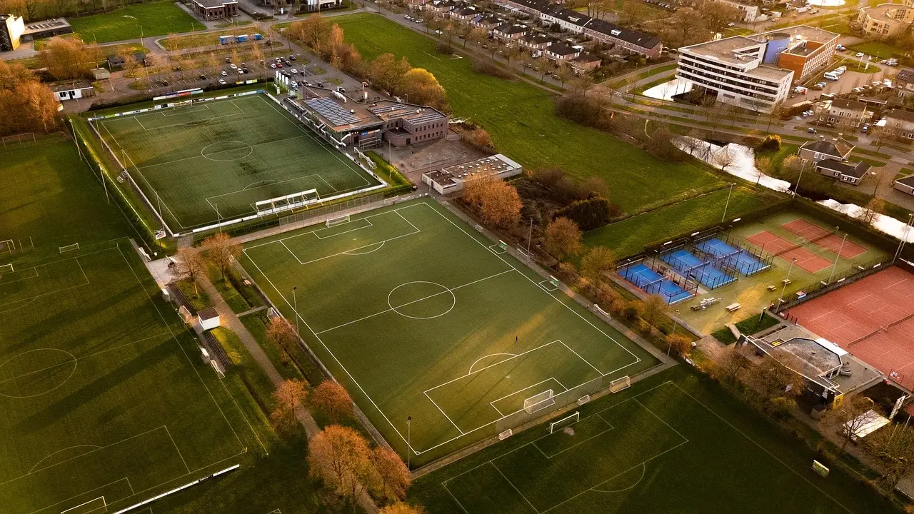 J1 League 2025 – Runde 22: Skarp effektivitet på udebane, sene afgørelser og to målløse dueller