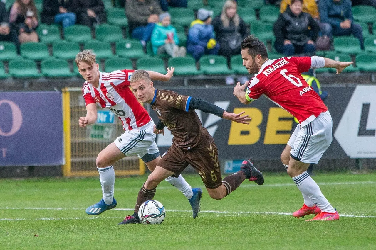 J2 League runde 32: Udebanestyrke, straffe og røde kort i en runde med skarpe marginaler