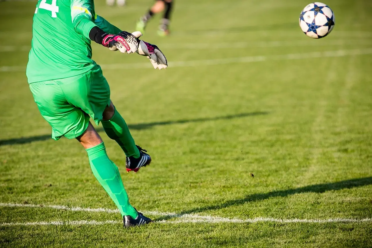J3 League 2025, runde 30: Udeholdene stjal billedet i en runde med sene afgørelser og sikre defensiver